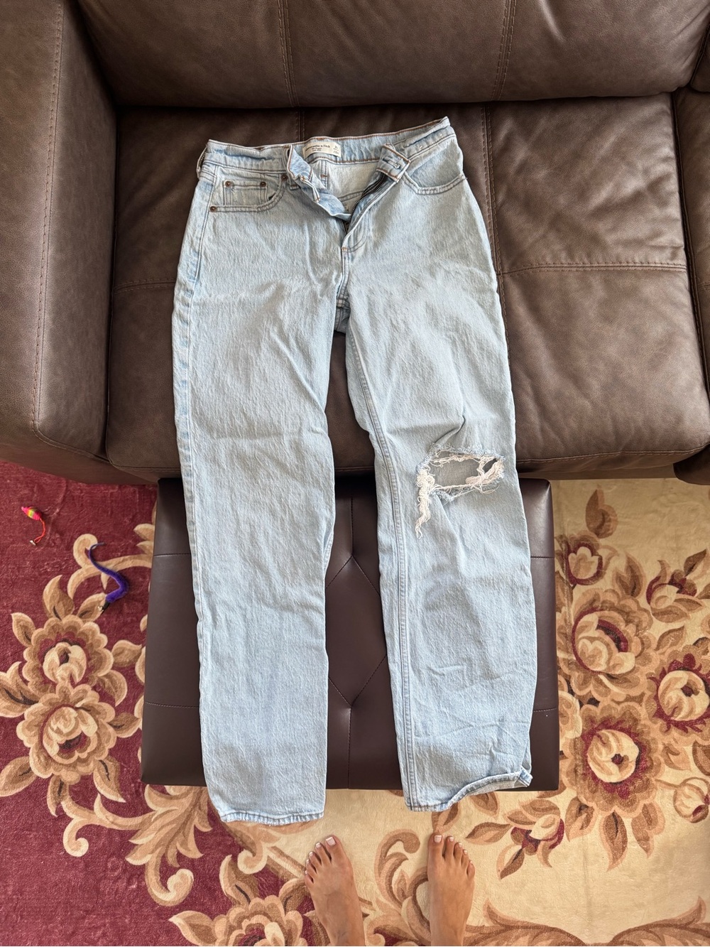 Abercrombie & Fitch Light Blue High-Rise Women's Jeans - Distressed Knee